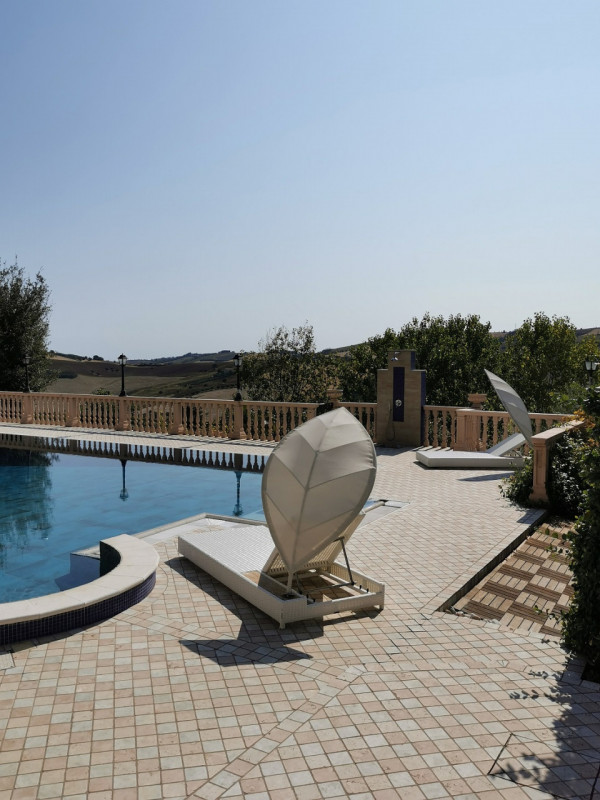 Villa Lola, il lusso a pochi km dal mare in vendita nelle Marche con piscina e dependance.
La vil...