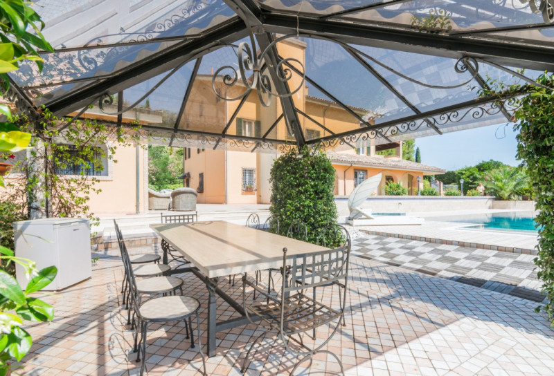 Villa Lola, il lusso a pochi km dal mare in vendita nelle Marche con piscina e dependance.
La vil...