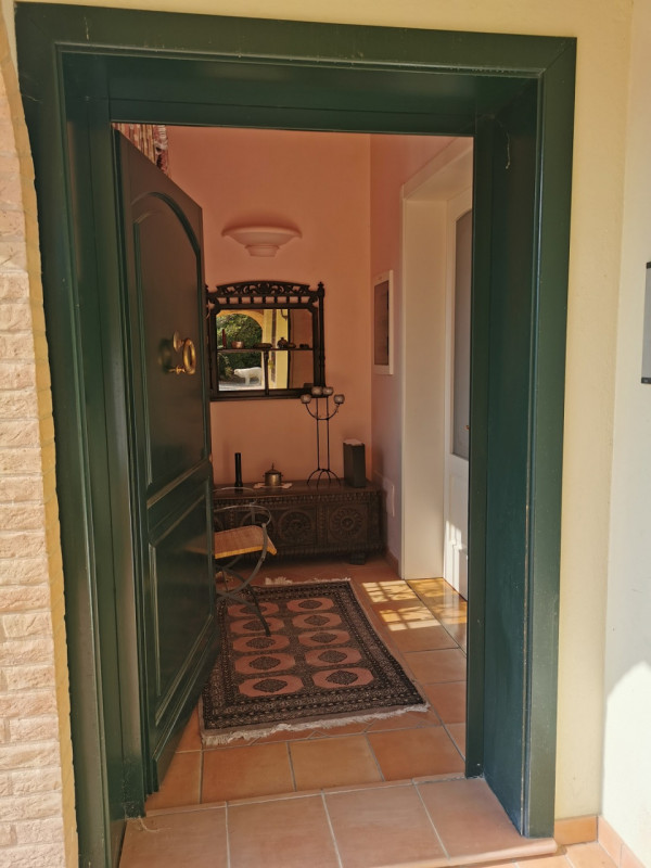 Villa Lola, il lusso a pochi km dal mare in vendita nelle Marche con piscina e dependance.
La vil...