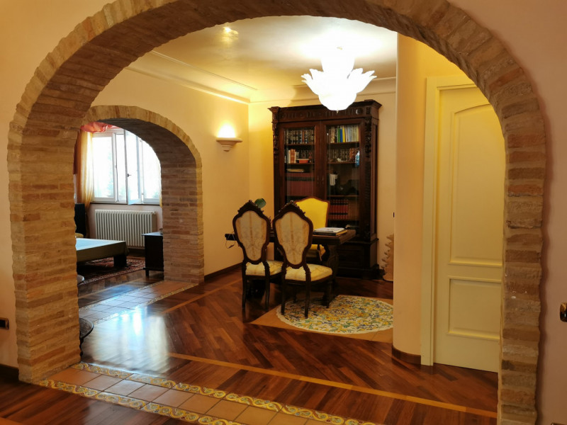 Villa Lola, il lusso a pochi km dal mare in vendita nelle Marche con piscina e dependance.
La vil...