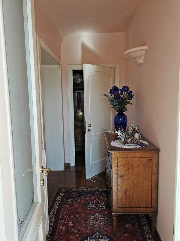 Villa Lola, il lusso a pochi km dal mare in vendita nelle Marche con piscina e dependance.
La vil...