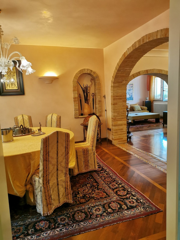 Villa Lola, il lusso a pochi km dal mare in vendita nelle Marche con piscina e dependance.
La vil...