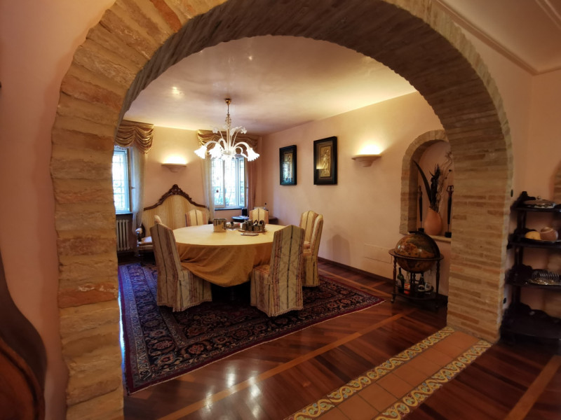 Villa Lola, il lusso a pochi km dal mare in vendita nelle Marche con piscina e dependance.
La vil...