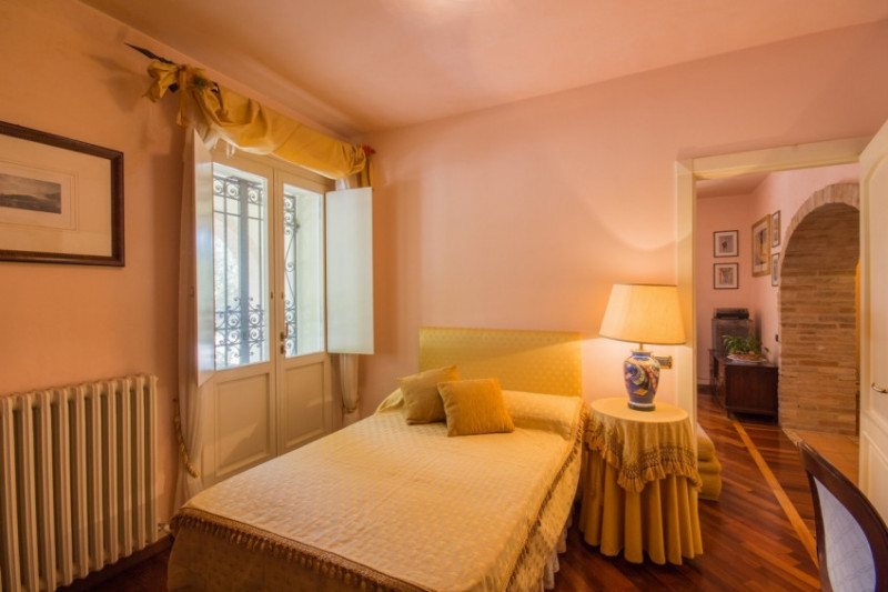 Villa Lola, il lusso a pochi km dal mare in vendita nelle Marche con piscina e dependance.
La vil...