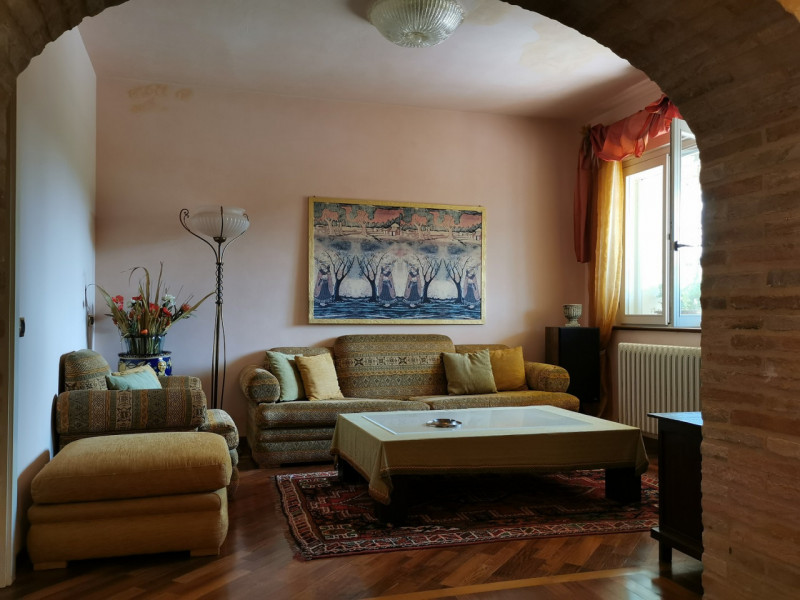 Villa Lola, il lusso a pochi km dal mare in vendita nelle Marche con piscina e dependance.
La vil...