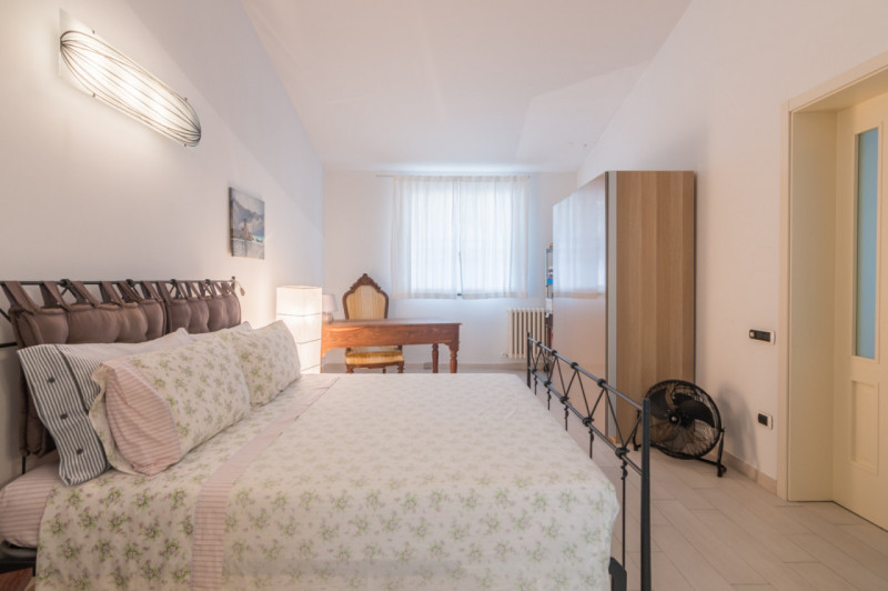 Villa Lola, il lusso a pochi km dal mare in vendita nelle Marche con piscina e dependance.
La vil...