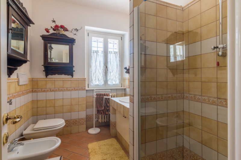 Villa Lola, il lusso a pochi km dal mare in vendita nelle Marche con piscina e dependance.
La vil...