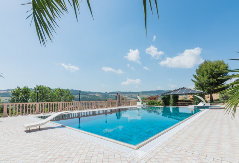 Villa Lola, il lusso a pochi km dal mare in vendita nelle Marche con piscina e dependance.
La vil...