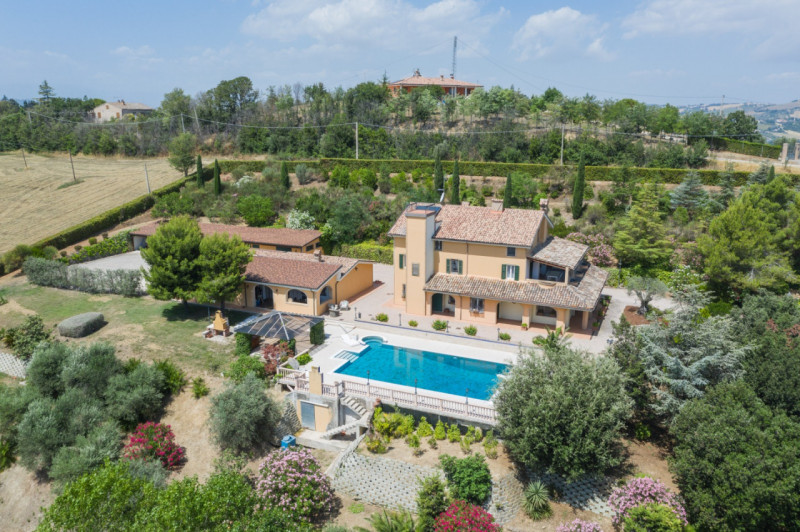 Villa Lola, il lusso a pochi km dal mare in vendita nelle Marche con piscina e dependance.
La vil...