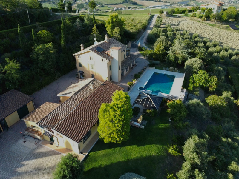Villa Lola, il lusso a pochi km dal mare in vendita nelle Marche con piscina e dependance.
La vil...