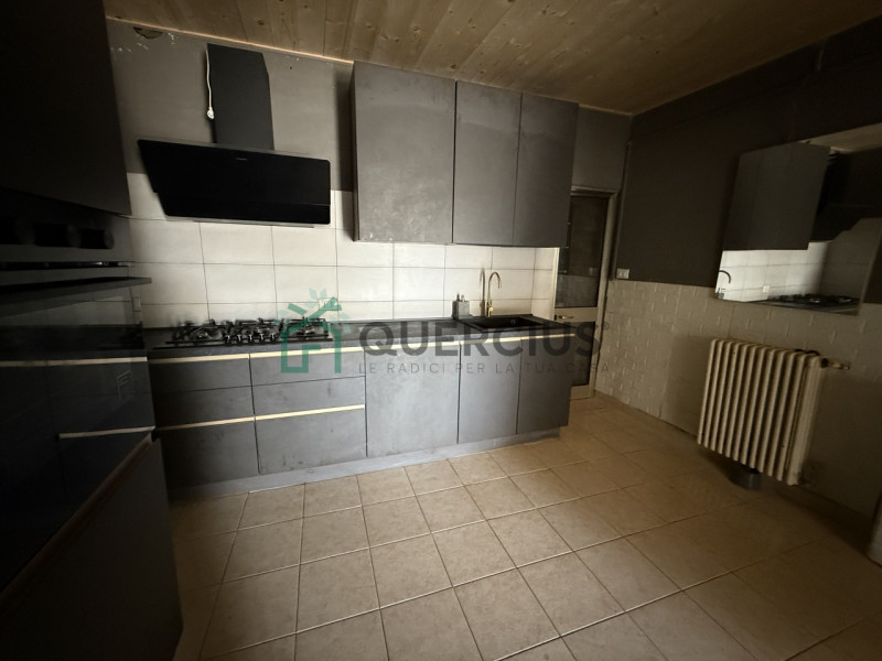 In frazione di Lonigo, proponiamo in vendita ampia casa a schiera su due livelli. Al piano terra ...