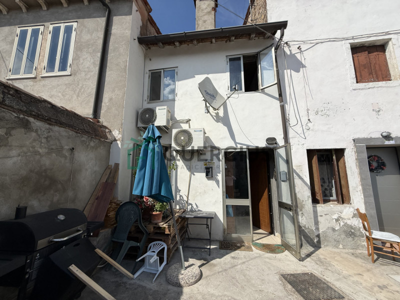 In frazione di Lonigo, proponiamo in vendita ampia casa a schiera su due livelli. Al piano terra ...