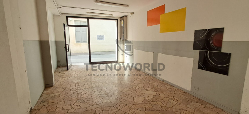 Laboratorio/negozio situato nel cuore pulsante del centro storico di Malo. Con una superficie di ...