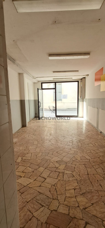 Laboratorio/negozio situato nel cuore pulsante del centro storico di Malo. Con una superficie di ...