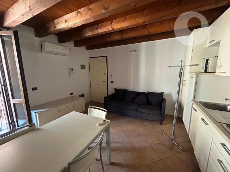 CORSO PADOVA

DESCRIZIONE E PARTICOLARITA'

Inserito in un quartiere residenziale, zona ben abita...