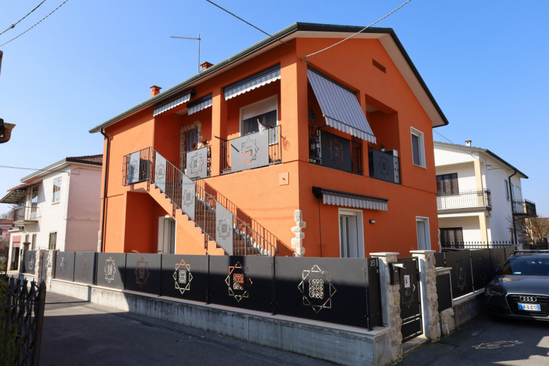 ANCONETTA

Inserito in un quartiere residenziale, zona ben abitata e molto tranquilla. L’appartam...