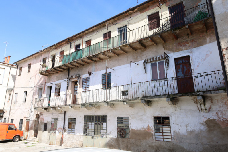 SAN FRANCESCO.

UBICAZIONE E CONTESTO

Situato nelle vicinanze di Viale Trieste, da cui è possibi...