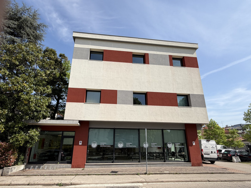 STADIO

In una delle zone più strategiche della città, lungo una via di forte passaggio e a pochi...