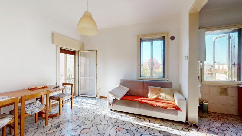 Inserito in un quartiere residenziale comodo a tutti i principali servizi, grazie alla vicinanza ...