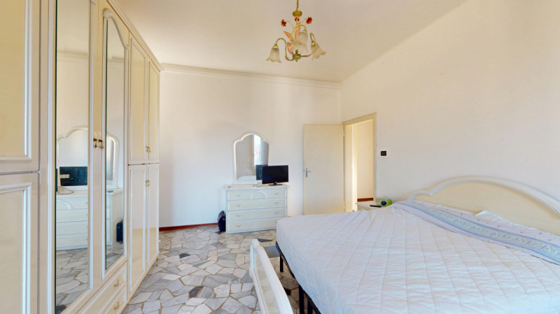 Inserito in un quartiere residenziale comodo a tutti i principali servizi, grazie alla vicinanza ...