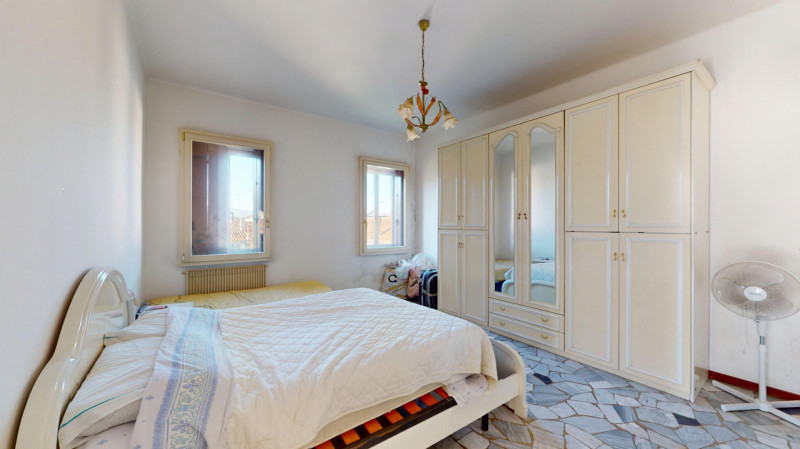 Inserito in un quartiere residenziale comodo a tutti i principali servizi, grazie alla vicinanza ...