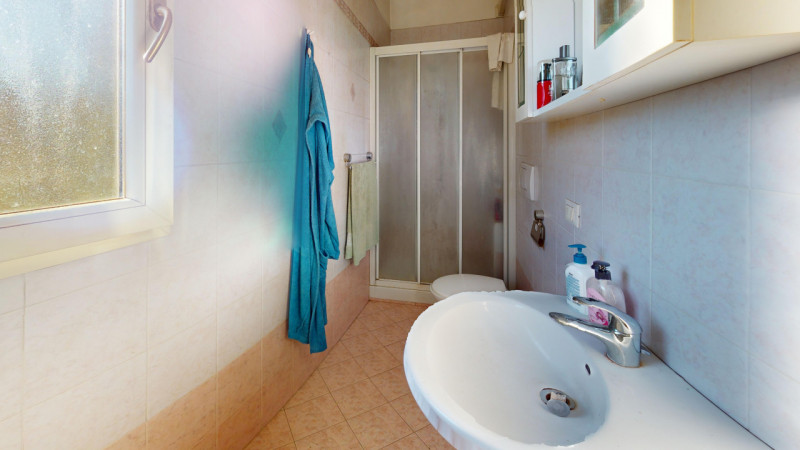 Inserito in un quartiere residenziale comodo a tutti i principali servizi, grazie alla vicinanza ...