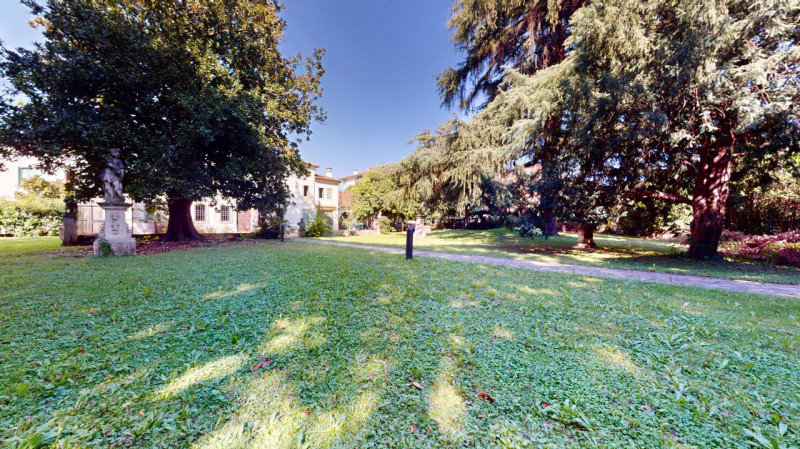 SANT’ANDREA

DESCRIZIONE E PARTICOLARITA'

Immersa nella quiete e nell’eleganza della rinomata zo...