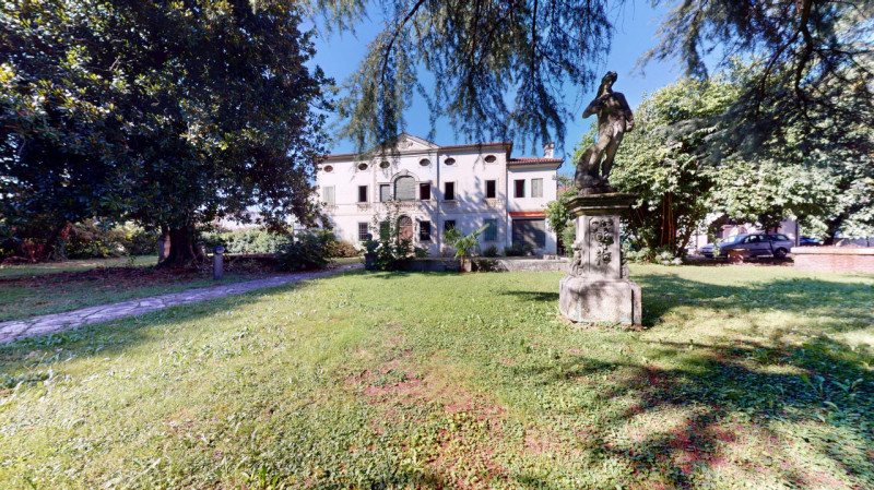 SANT’ANDREA

DESCRIZIONE E PARTICOLARITA'

Immersa nella quiete e nell’eleganza della rinomata zo...