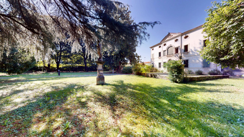 SANT’ANDREA

DESCRIZIONE E PARTICOLARITA'

Immersa nella quiete e nell’eleganza della rinomata zo...