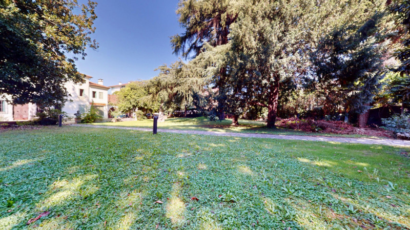 SANT’ANDREA

DESCRIZIONE E PARTICOLARITA'

Immersa nella quiete e nell’eleganza della rinomata zo...