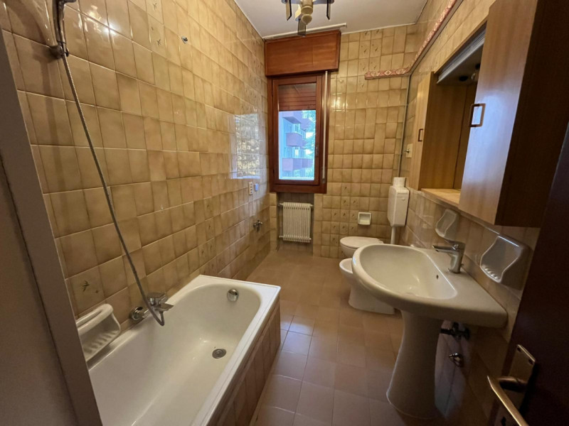 ARACELI

Inserito in un quartiere residenziale, zona ben abitata e molto tranquilla. L’appartamen...