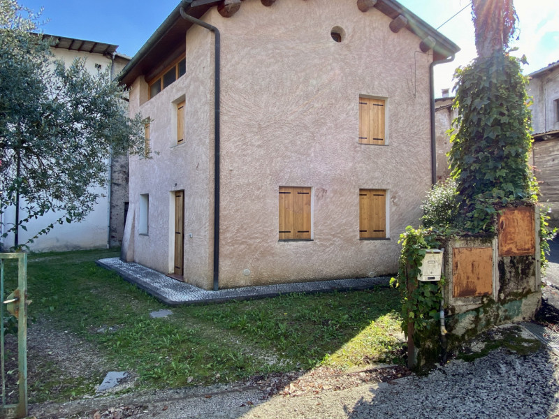 In una tranquilla contrada di Torrebelvicino, contrada Cavion, immersa in un contesto naturale mo...