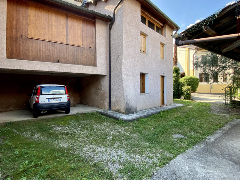 In una tranquilla contrada di Torrebelvicino, contrada Cavion, immersa in un contesto naturale mo...