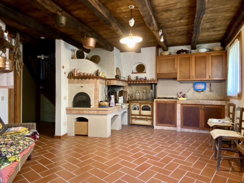 In una tranquilla contrada di Torrebelvicino, contrada Cavion, immersa in un contesto naturale mo...