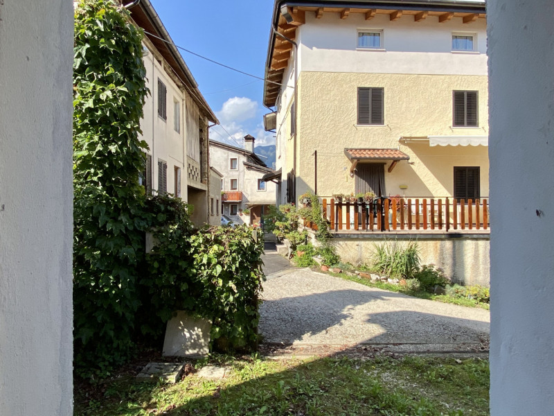 In una tranquilla contrada di Torrebelvicino, contrada Cavion, immersa in un contesto naturale mo...