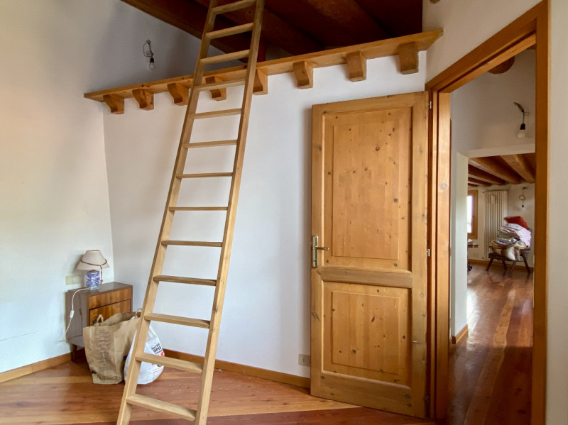 In una tranquilla contrada di Torrebelvicino, contrada Cavion, immersa in un contesto naturale mo...