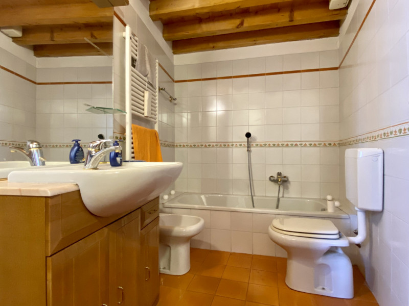 In una tranquilla contrada di Torrebelvicino, contrada Cavion, immersa in un contesto naturale mo...