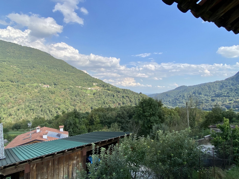 In una tranquilla contrada di Torrebelvicino, contrada Cavion, immersa in un contesto naturale mo...