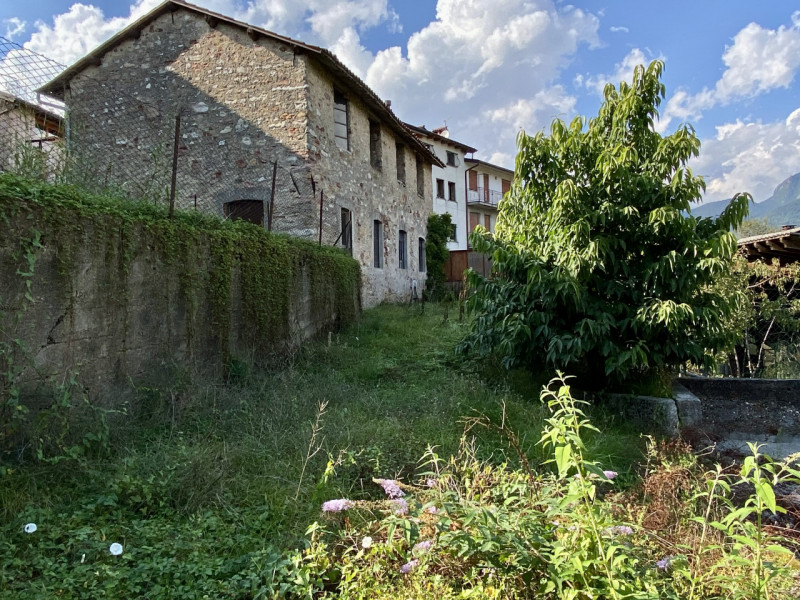 In una tranquilla contrada di Torrebelvicino, contrada Cavion, immersa in un contesto naturale mo...