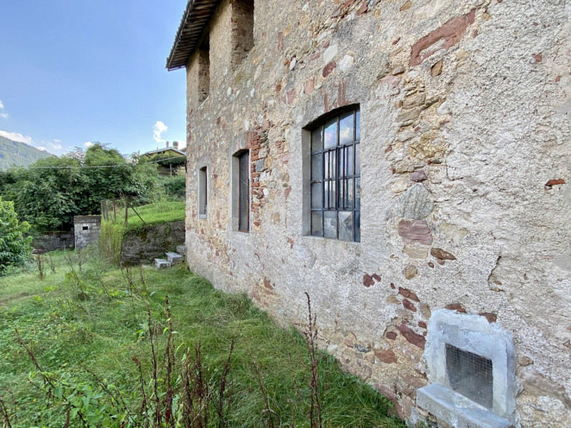 In una tranquilla contrada di Torrebelvicino, contrada Cavion, immersa in un contesto naturale mo...