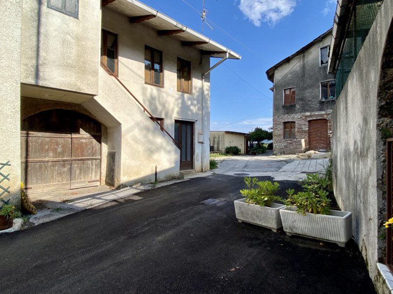 In una tranquilla contrada di Torrebelvicino, contrada Cavion, immersa in un contesto naturale mo...