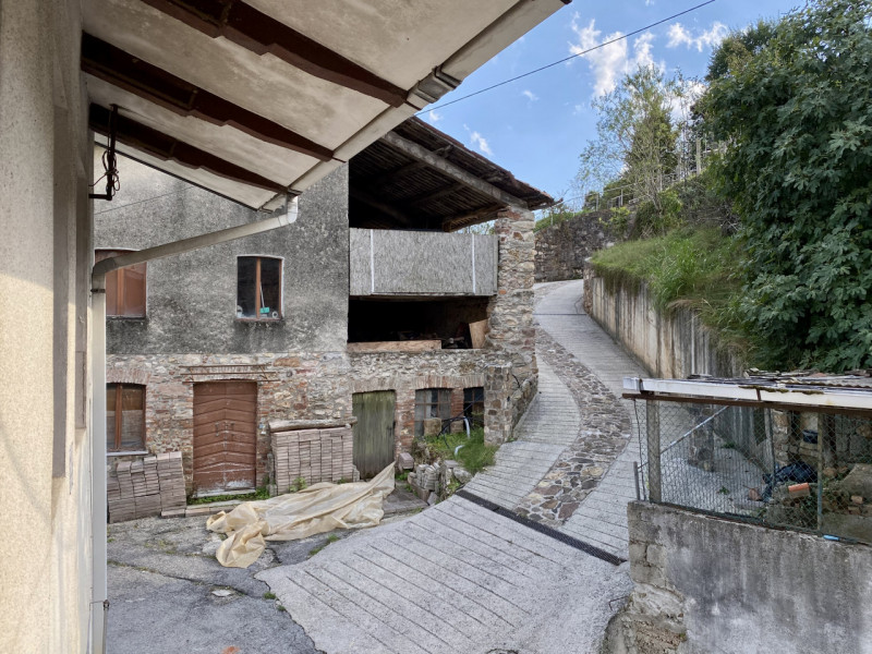 In una tranquilla contrada di Torrebelvicino, contrada Cavion, immersa in un contesto naturale mo...