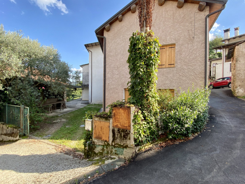 In una tranquilla contrada di Torrebelvicino, contrada Cavion, immersa in un contesto naturale mo...