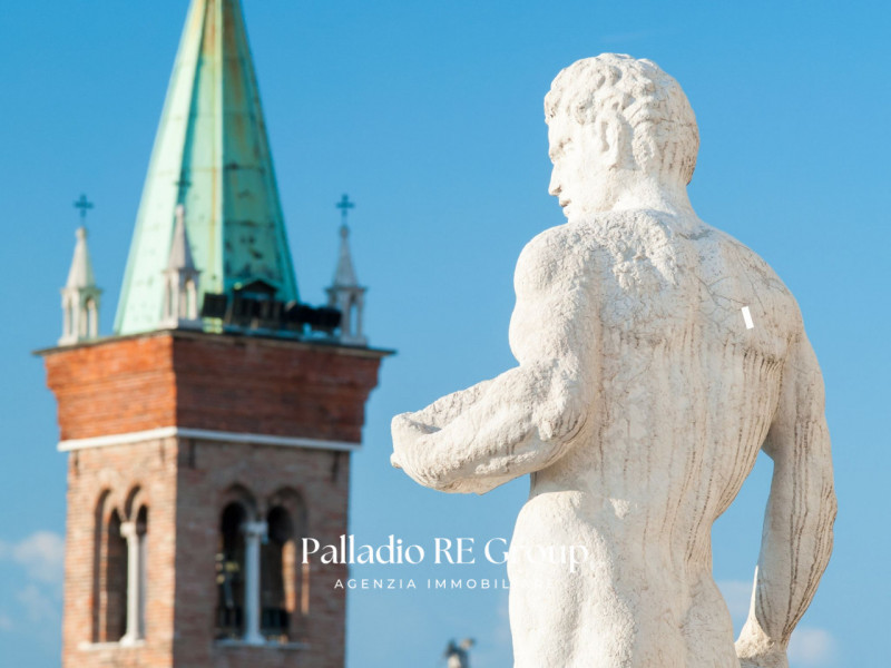 Prestigioso negozio locato a istituto bancario nel cuore del Centro Storico

Nel cuore pulsante d...