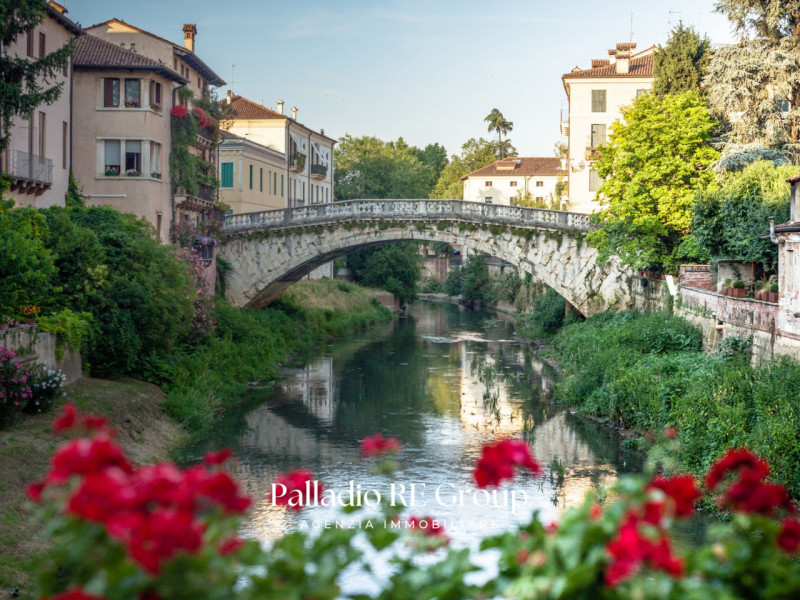 Prestigioso negozio locato a istituto bancario nel cuore del Centro Storico

Nel cuore pulsante d...