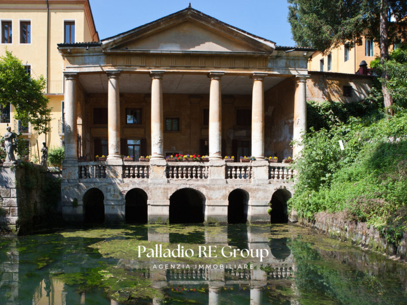 Prestigioso negozio locato a istituto bancario nel cuore del Centro Storico

Nel cuore pulsante d...