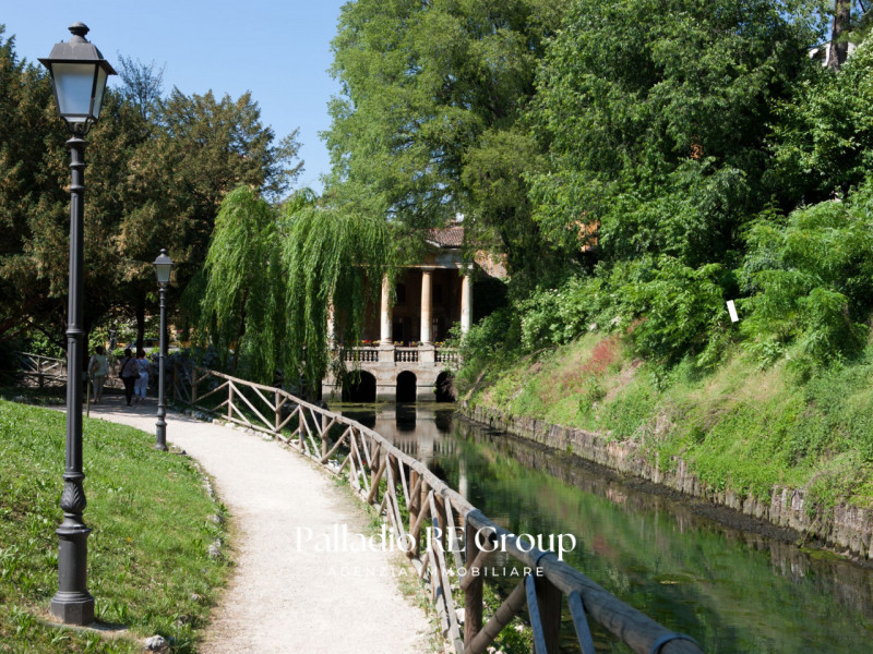 Prestigioso negozio locato a istituto bancario nel cuore del Centro Storico

Nel cuore pulsante d...