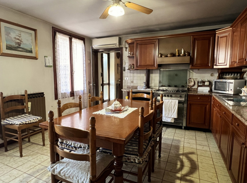 PORZIONE DI CASA DI CORTE DA RISTRUTTURARE CON GIARDINO ESCLUSIVO e ACCESSORI A MONTEGALDA (VICEN...