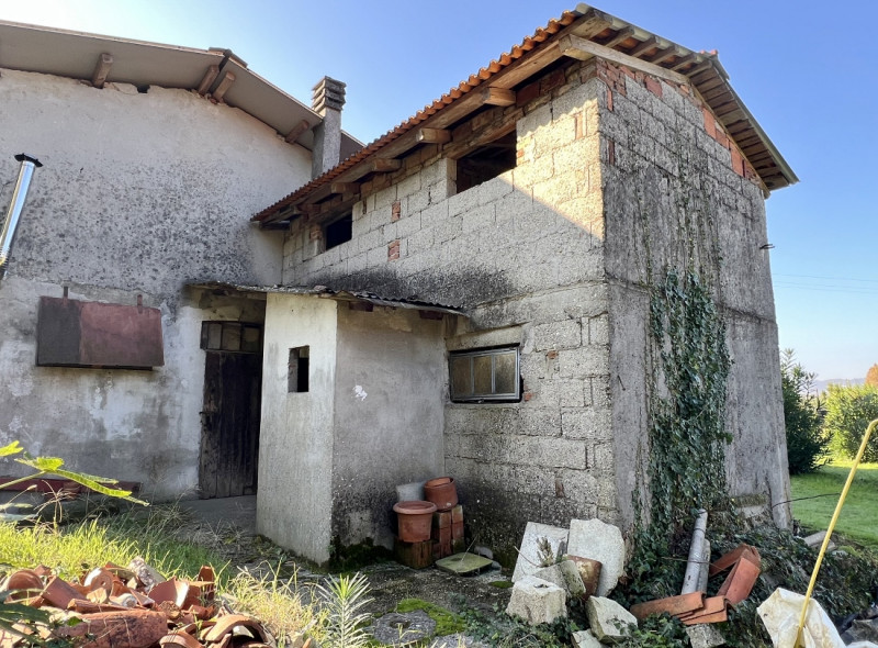 PORZIONE DI CASA DI CORTE DA RISTRUTTURARE CON GIARDINO ESCLUSIVO e ACCESSORI A MONTEGALDA (VICEN...