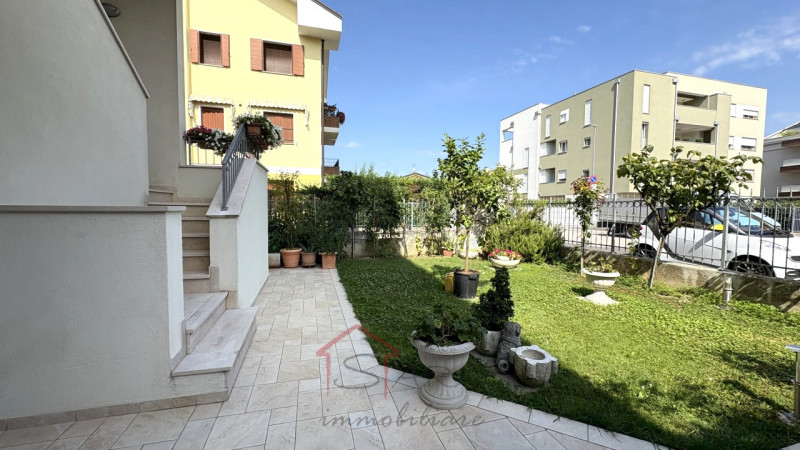 Porzione di QUADRIFAMILIARE di circa 230 mq – ALBIGNASEGO

In una zona residenziale tranquilla, r...